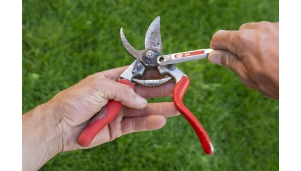 A pengék szorossága egy pillanat alatt beállítható a FELCO metszőollón